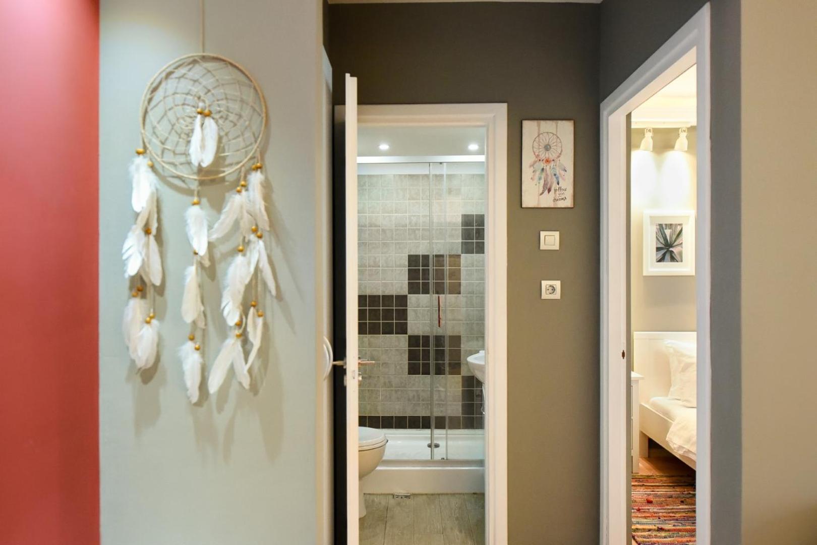 Downtown Oasis: Central Apartments With Cozy Charm بوخارست الغرفة الصورة