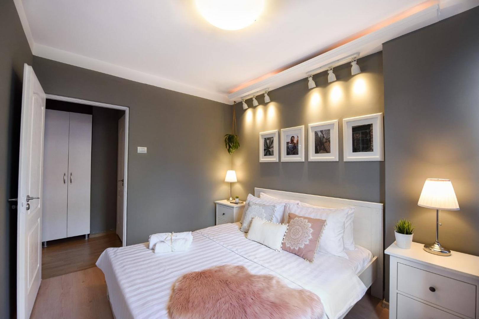 Downtown Oasis: Central Apartments With Cozy Charm بوخارست الغرفة الصورة