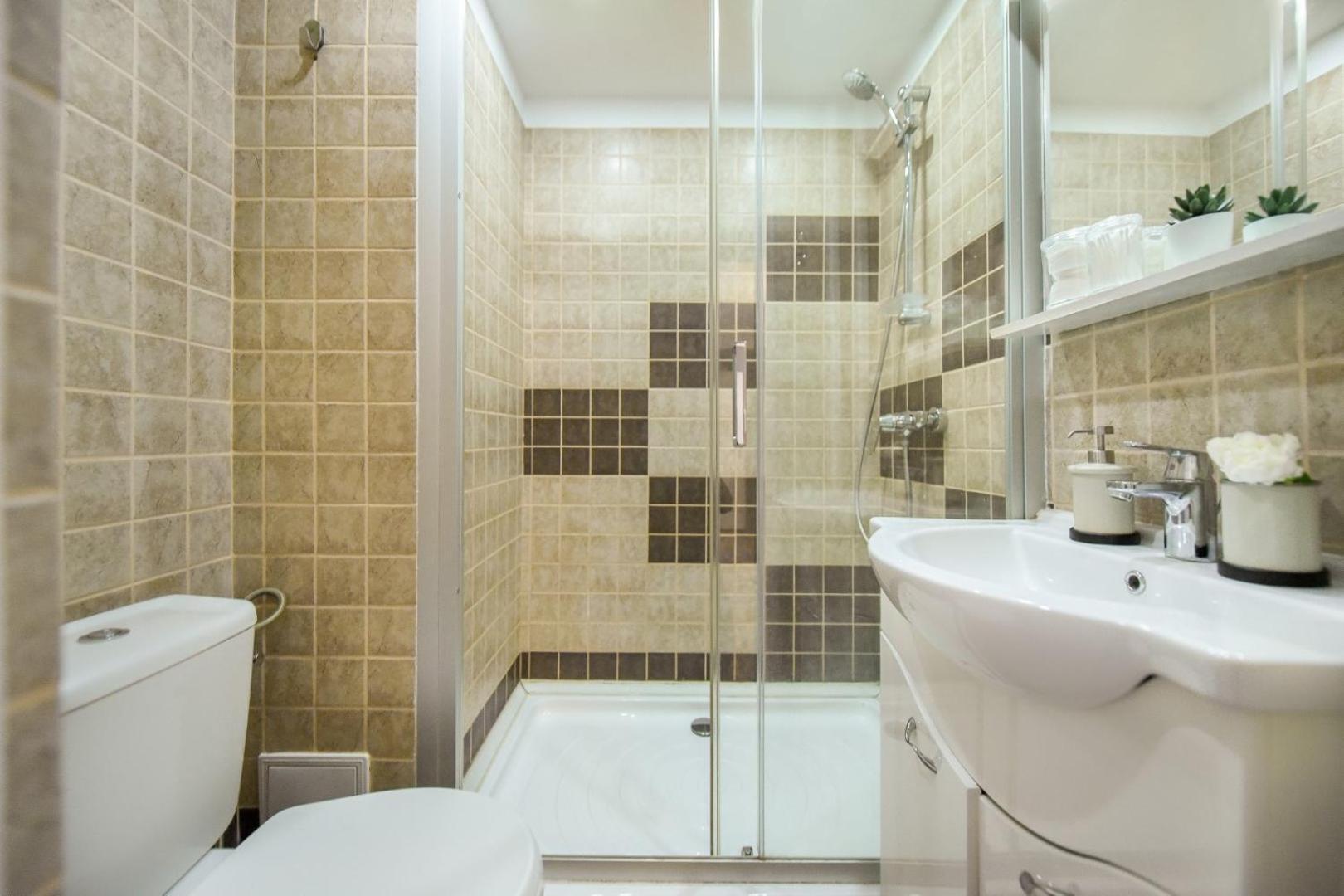 Downtown Oasis: Central Apartments With Cozy Charm بوخارست الغرفة الصورة