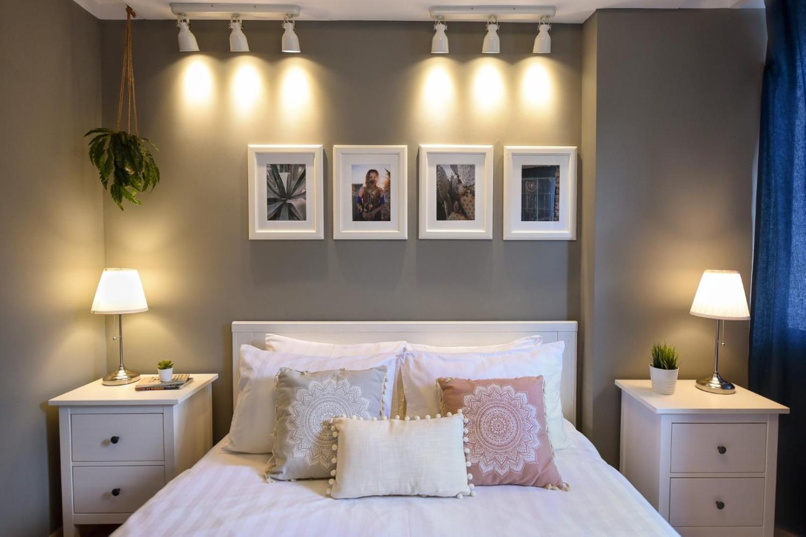 Downtown Oasis: Central Apartments With Cozy Charm بوخارست الغرفة الصورة